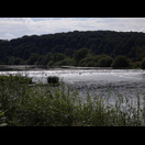 Solche Schwellen im Doubs, die den Fluss erst schiffbar machten, müssen von den Schiffen durch Schleusen umgangen werden